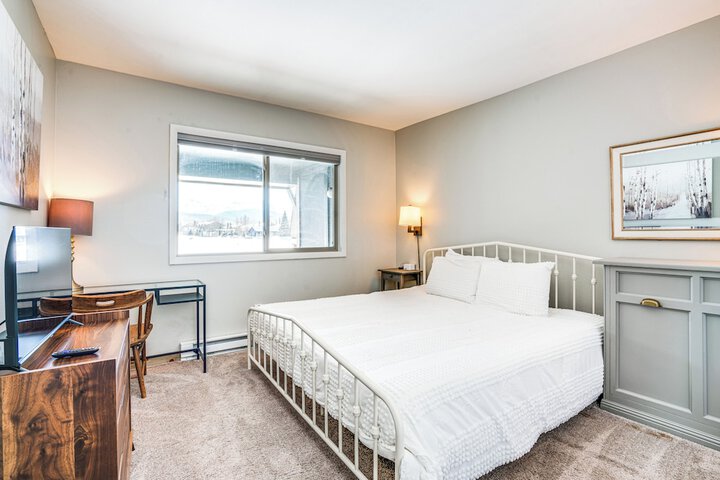 Condo w / Balcony & Views - Steps to Ski Shuttle!
