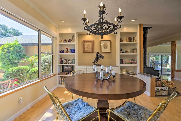 Luxe Auburn Hideaway w / Tennis Court & Views!
