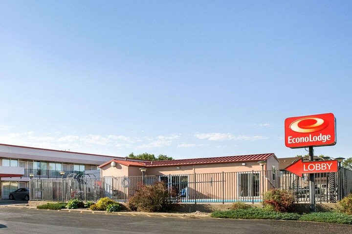 Econo Lodge Wall