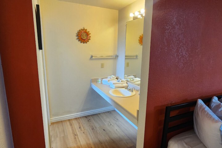Room 32 of 98