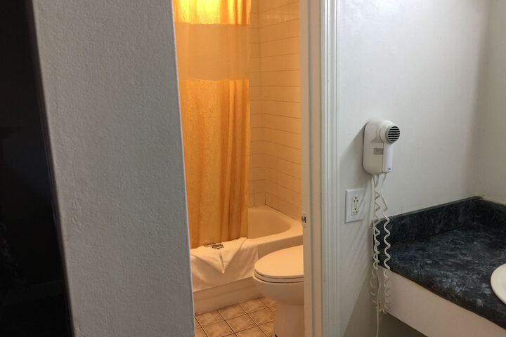 Room 11 of 37