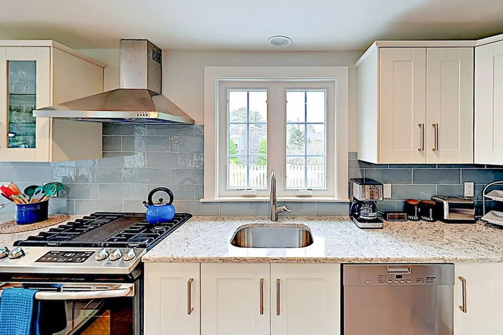 Remodeled Beach Haven W / New Chefs Kitchen 4 Bedroom Home