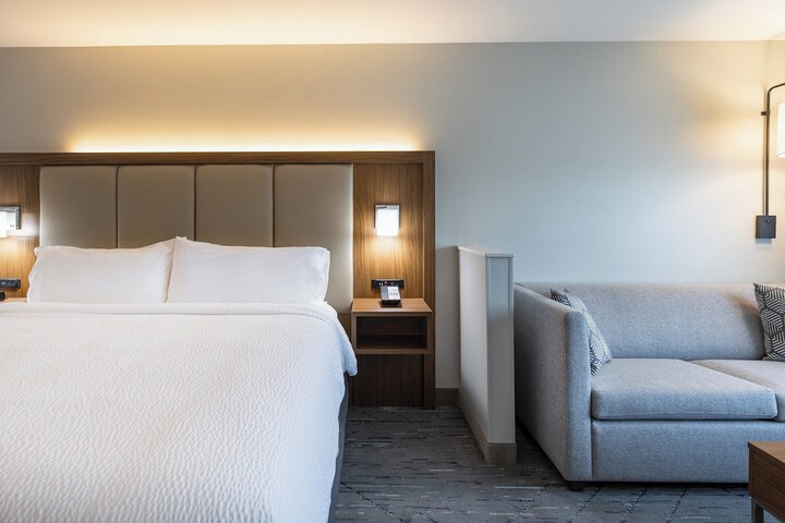 Holiday Inn Express & Suites Greenwood Mall by IHG