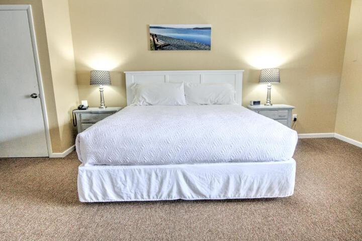 East Shore Lodging