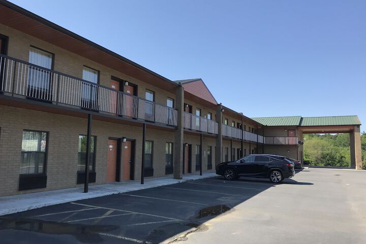 Clairmont Inn & Suites Warren