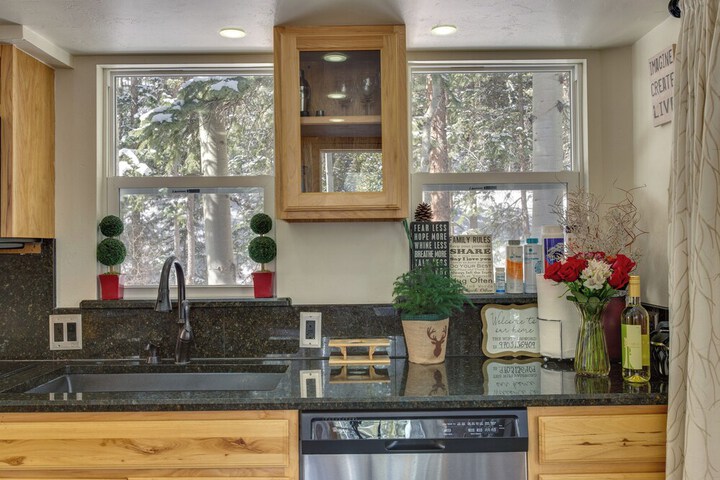 Idaho Springs Cabin w / Hot Tub on Half Acre!