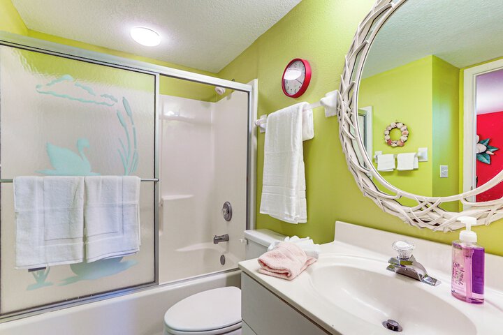 8 Mi to Beach w / Pool Access: Englewood Condo!