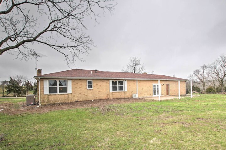 Chic Ste Genevieve Home w / Nice Interior Amenities