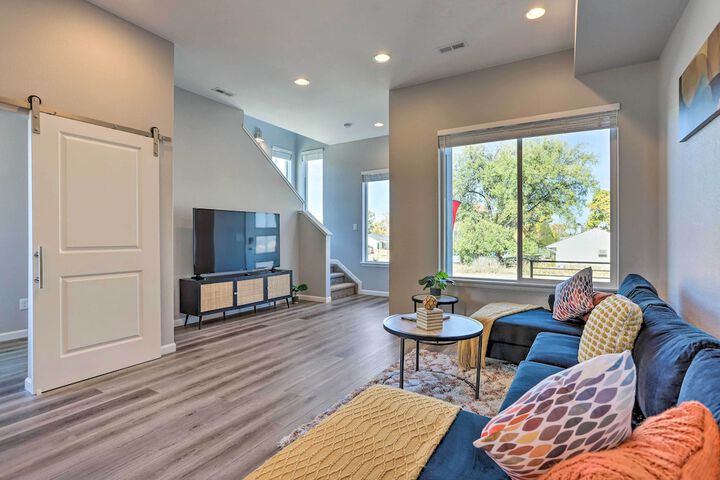 6 Mi to Dtwn Denver: Townhome w / Patio!