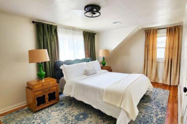 Chic Spacious Apt Near Attractions / Food/EWR/NYC