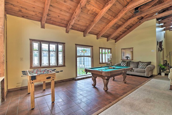 Grand Valrico Home w / Deck Fire Pit & Yard!