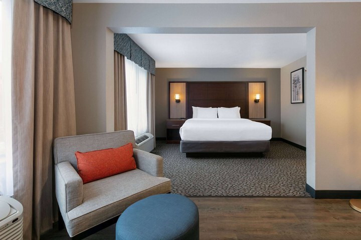 Room 28 of 65