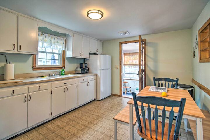Traditional Cape Cod Cottage: Walk to Beach!