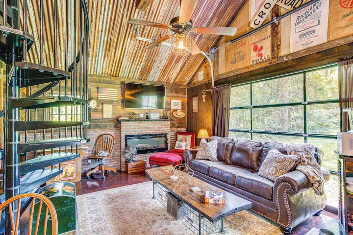 Lake Holbrook Waterfront Vacation Rental w / Dock!
