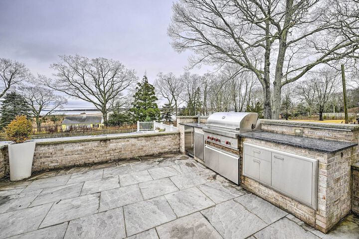 Shelter Island Retreat w / Outdoor Pool!