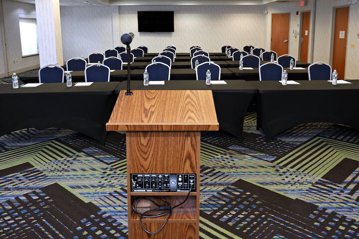 Holiday Inn Express & Suites Waukegan by IHG