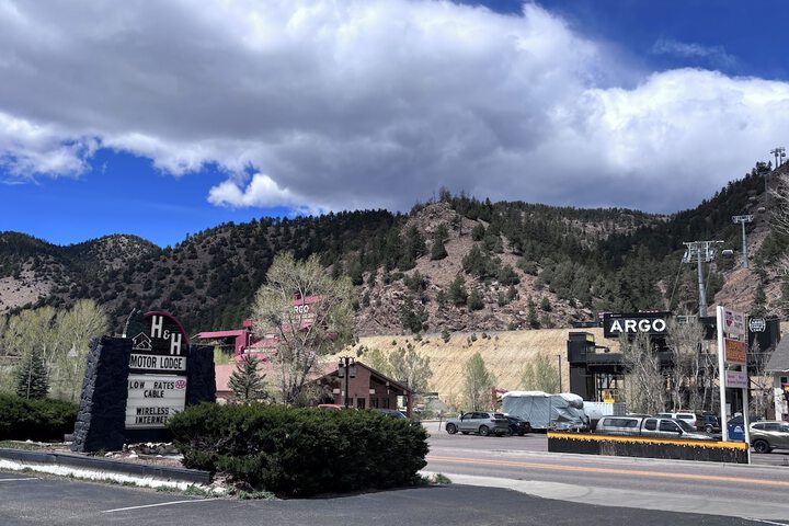 H & H Motor Lodge