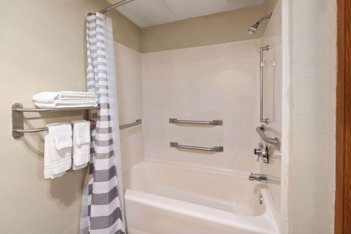 Travelodge by Wyndham Redwood Falls