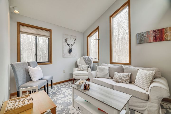Pocono Pines Home w / Private Hot Tub!