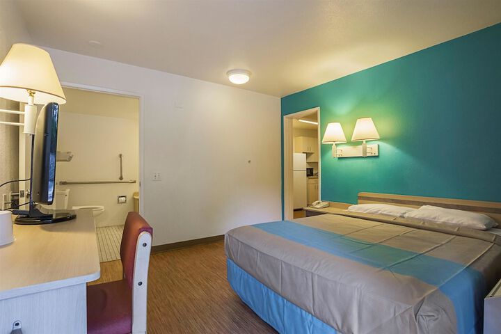 Room 17 of 36