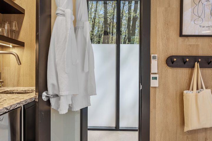 Mirror Villas - Modern Retreat with private hot tubs and mountain view