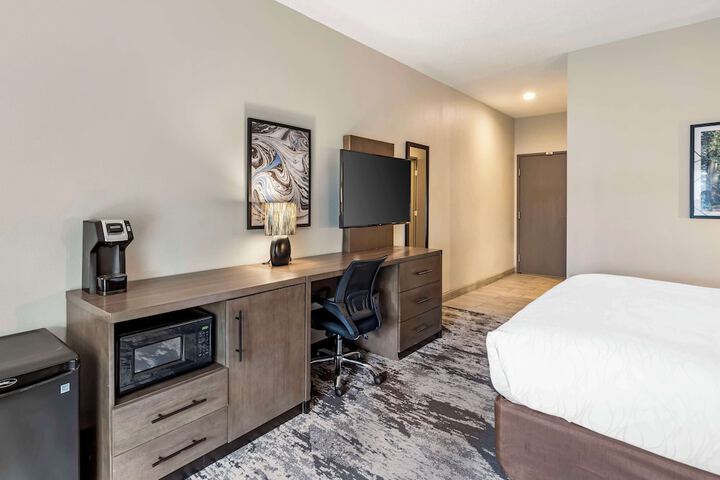 Best Western Plus Bourbonnais Hotel & Suites