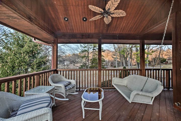 Lakefront Retreat w / Dock & Beach: 2 Miles to Golf