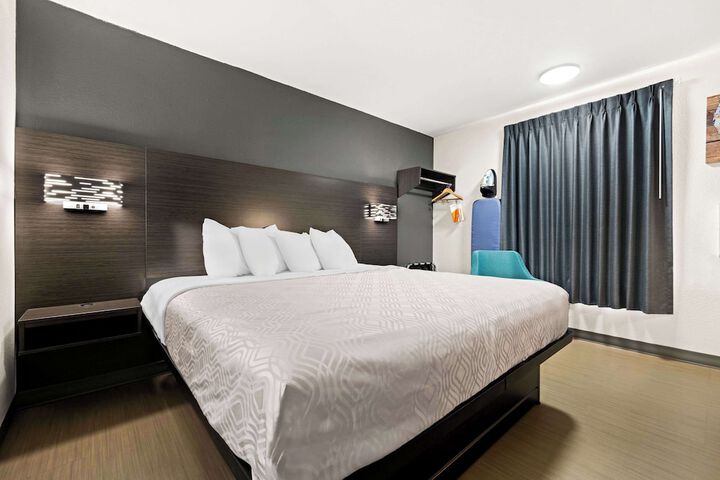 Room 10 of 34