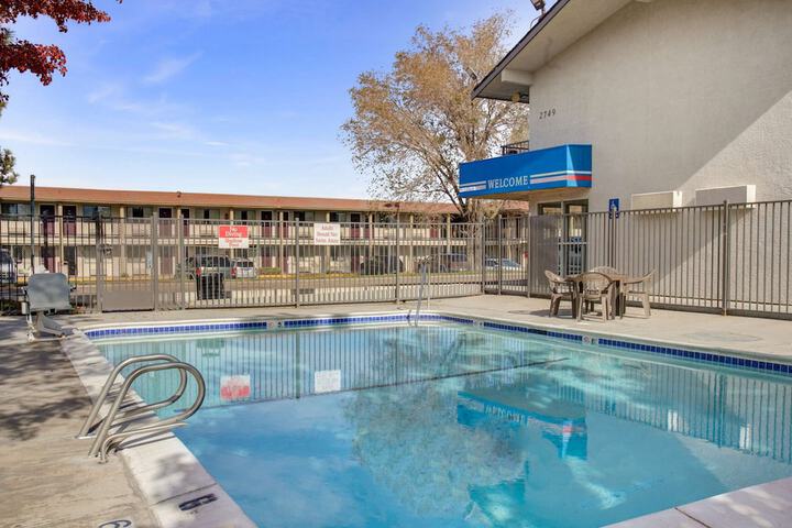 Pool 10 of 39