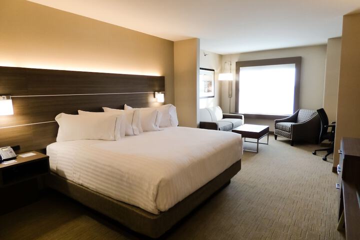 Holiday Inn Express & Suites Plymouth - Ann Arbor Area by IHG
