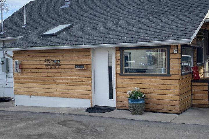 Lamplighter Cabins & Suites
