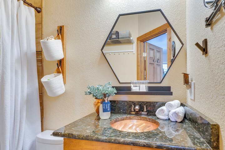 Woodland Park Apartment: Forest Views + Deck!