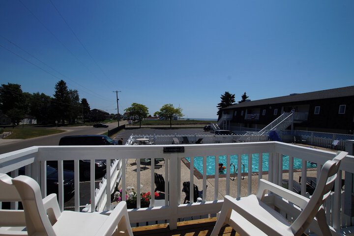 Snyders Shoreline Inn