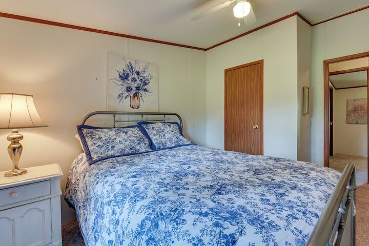 Sunny Florida Escape w / Screened-in Patio & Grill!