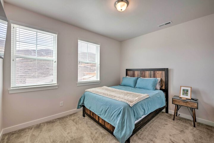 Inviting Hideout Townhome w / Balcony & Lake Views!