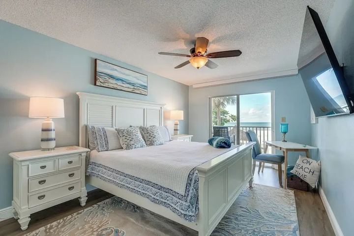 Beachfront Redington Shores Condo w / Pool!