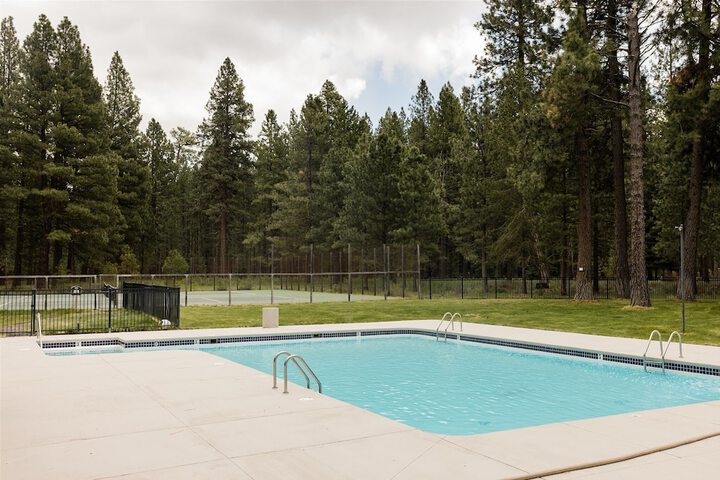 Lake Creek Lodge