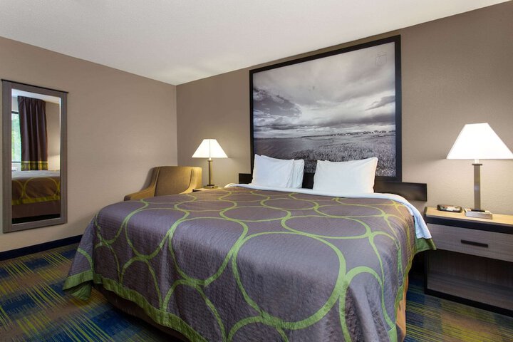 Super 8 by Wyndham Cromwell / Middletown