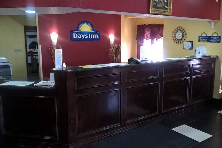 Days Inn & Suites by Wyndham Hutchinson