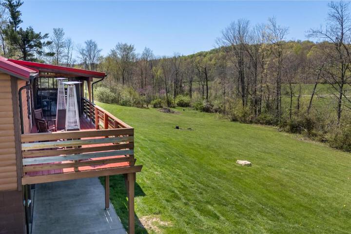 Spacious Cabin Near Hocking Hills and Caves with Hot Tub and Firepit