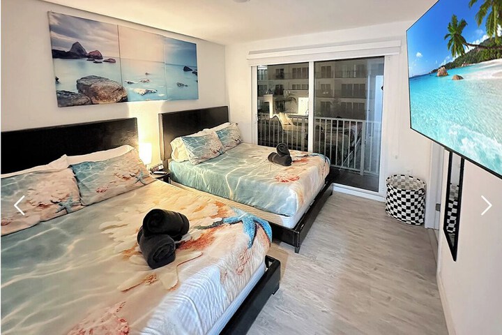 Experience Luna Sky! 65 TV Bar BBQ go FL Keys