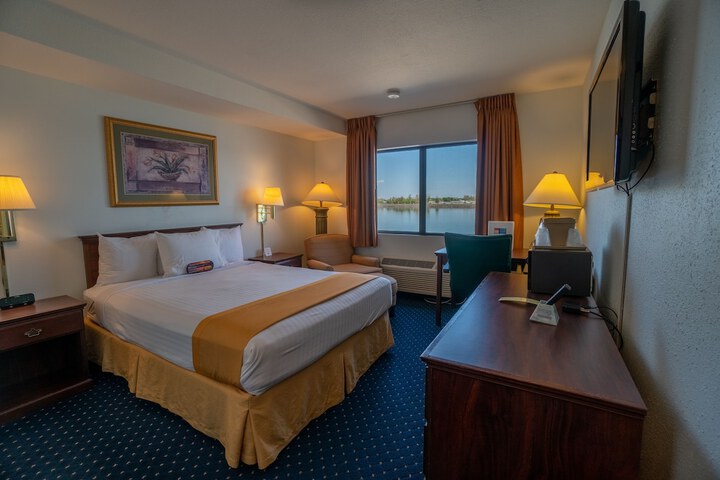 Clover Island Inn