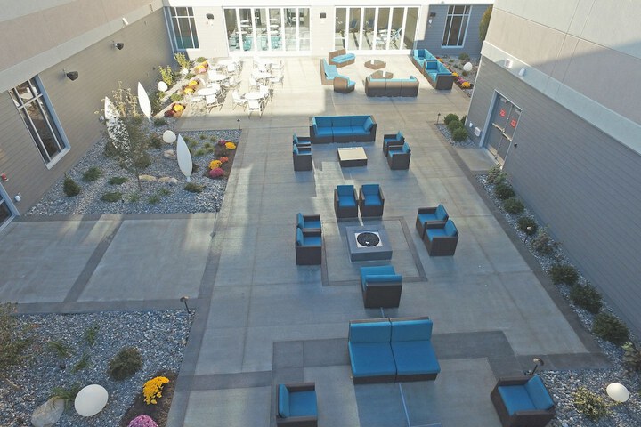 Hotel Exterior 27 of 30