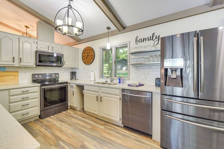 Spacious Luxury Cabin w / Deck & Dock on Bone Lake