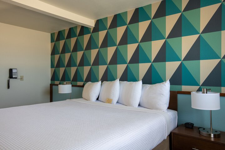 Room 10 of 33