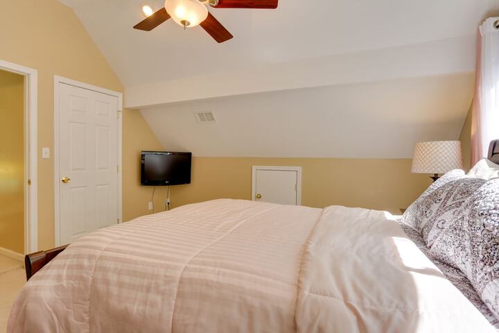 Pools Hot Tub & More: Bushkill Mountain Getaway!