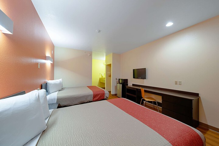 Motel 6 Rhome TX