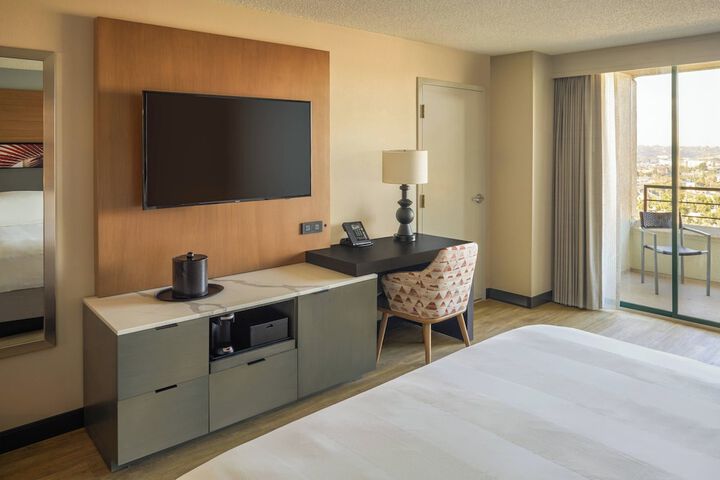 Room 27 of 61