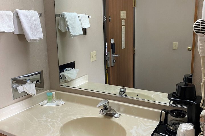 Super 8 by Wyndham Charles City