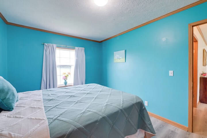 Warm & Inviting Family Home - 2 Mi to Golf Course!